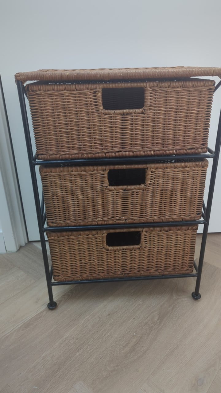 2 ladenkastkes met 3 rieten manden