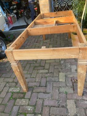 Te koop in Terneuzen zwaar massief teakhouten onderstel.