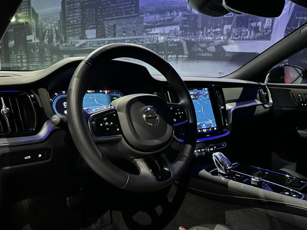 Volvo V60 2.0 t6 plug-in hybrid awd plus dark long range my2023 *1e eigenaa