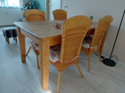 Stevige grenen eethoek met vier leuke rieten stoeltjes