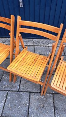 Partij houten klapstoelen