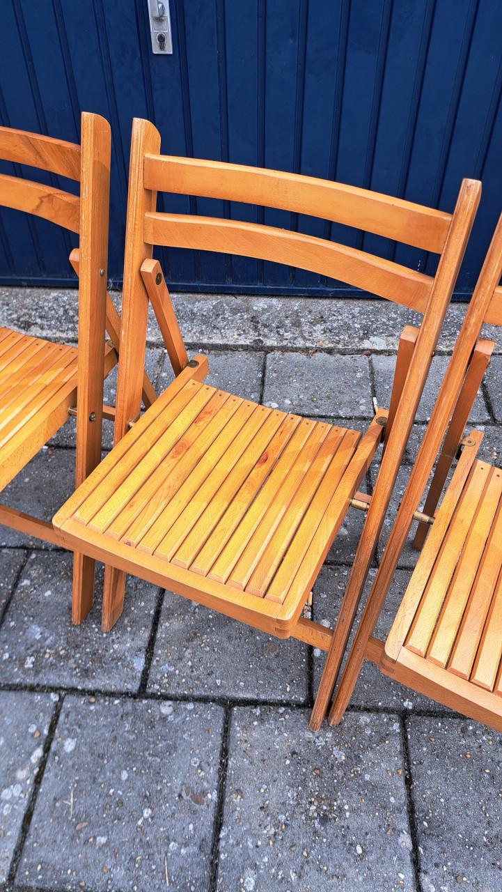 Partij houten klapstoelen
