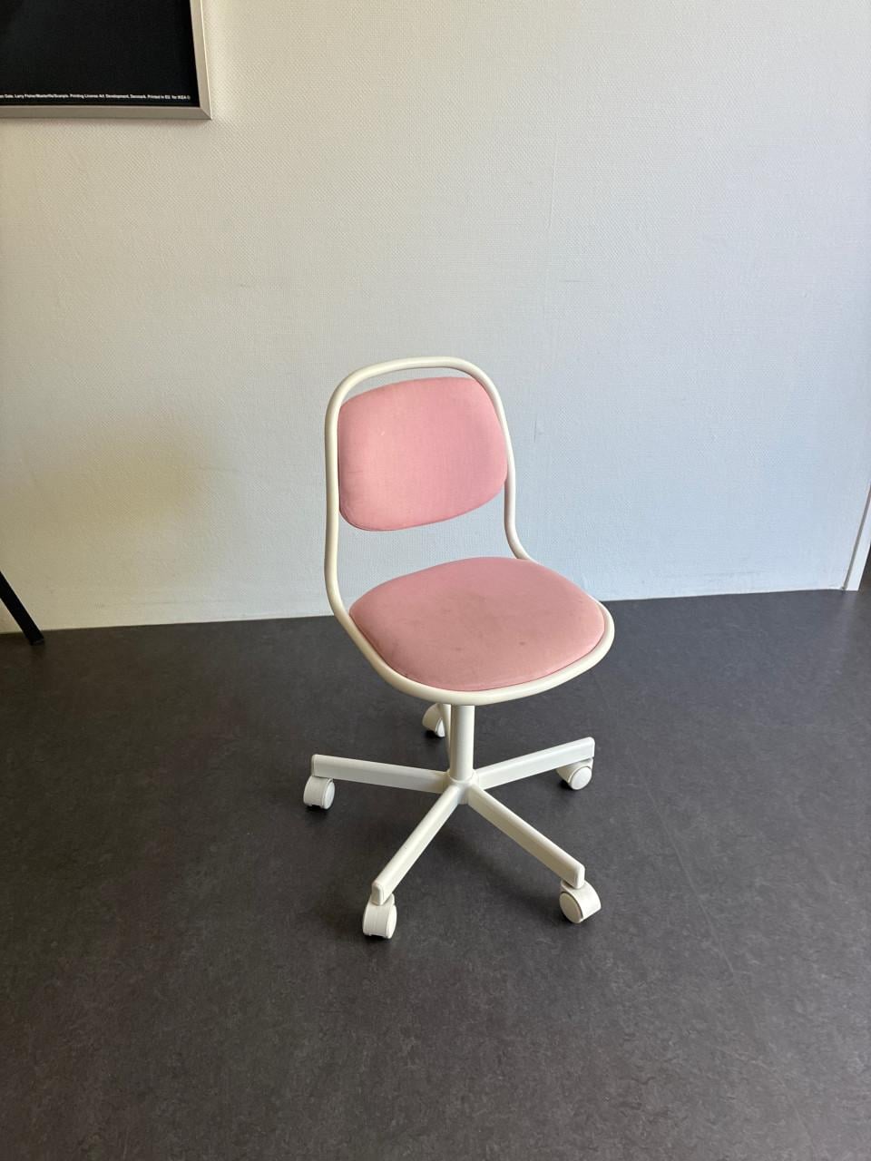 Kinderbureau met wit blad en roze poten