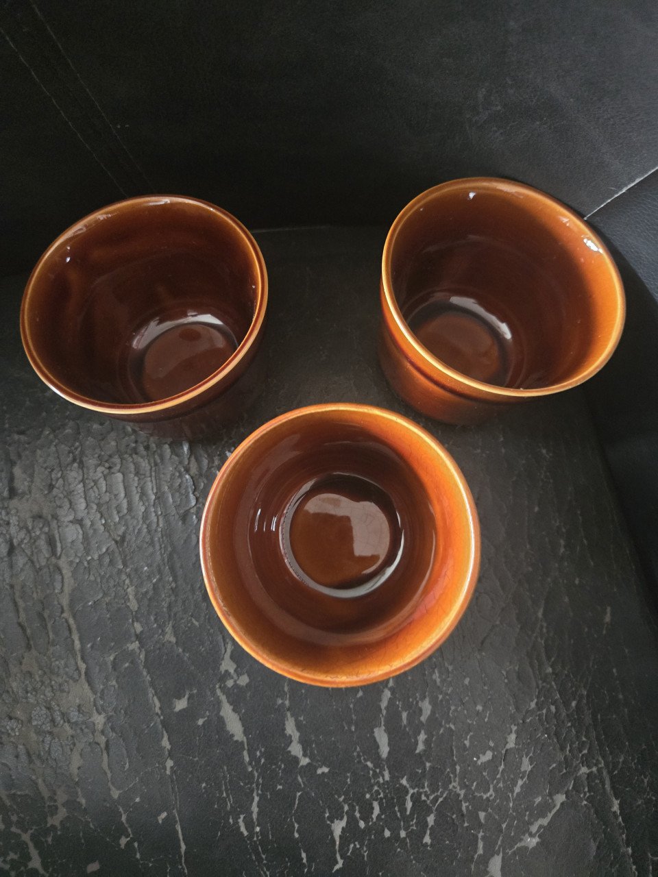 Set van 3 vintage bruine potjes /  ramekins, H 6.5 x 9 cm doorsnee.