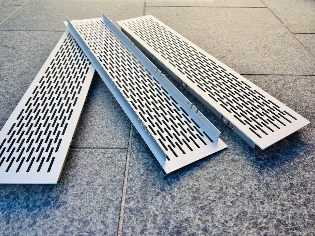 Ventilatierooster van geanodiseerd aluminium, totaal 3 stuks