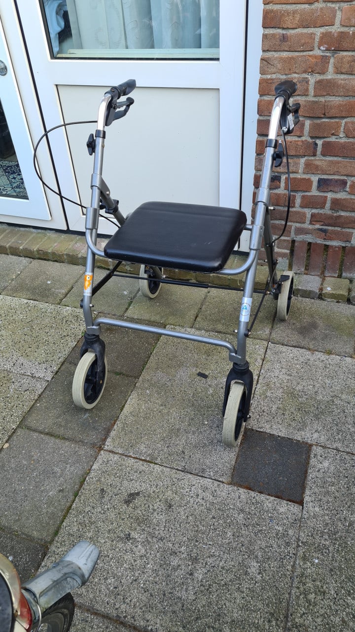 In goed staat Rollator met goed hand remmen