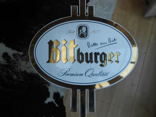 Emaille reclamebord plaat schild Bitburger bier.