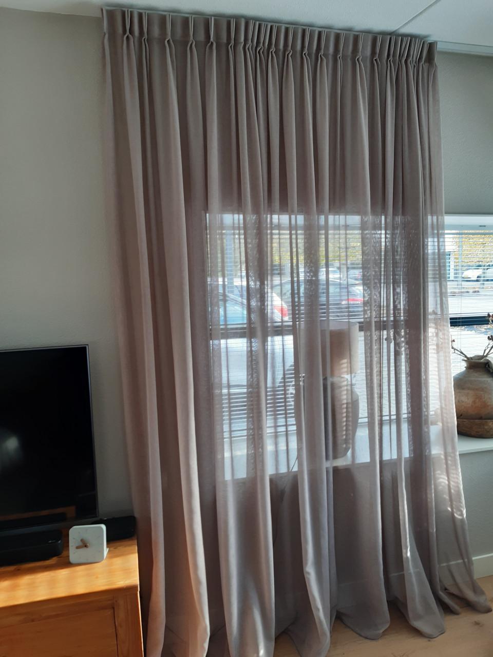 Gordijnen twee stuks taupe geen koeriersdiensten