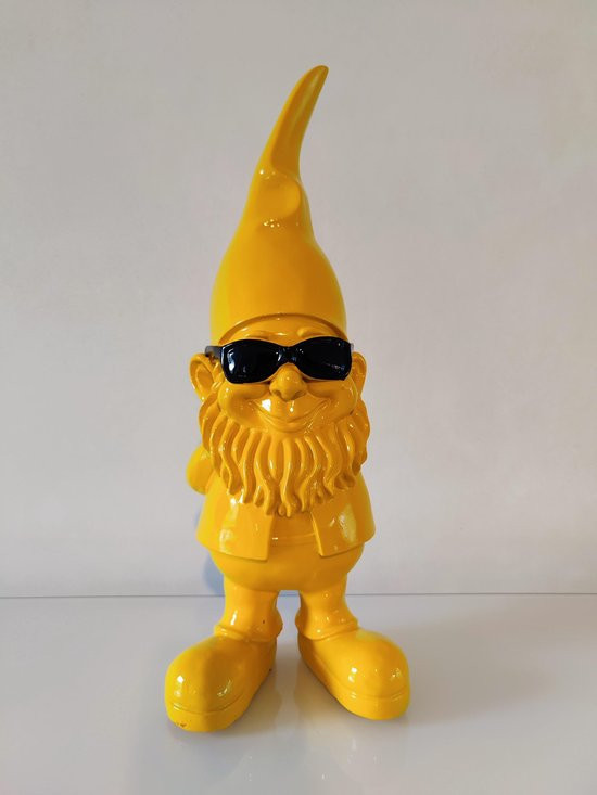 Coole gele tuinkabouter met zonnebril