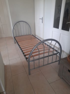 Metalen 1 persoons bed (in goede staat ) 90 x 200