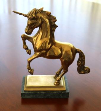 Vintage Eenhoorn op marmeren voet .