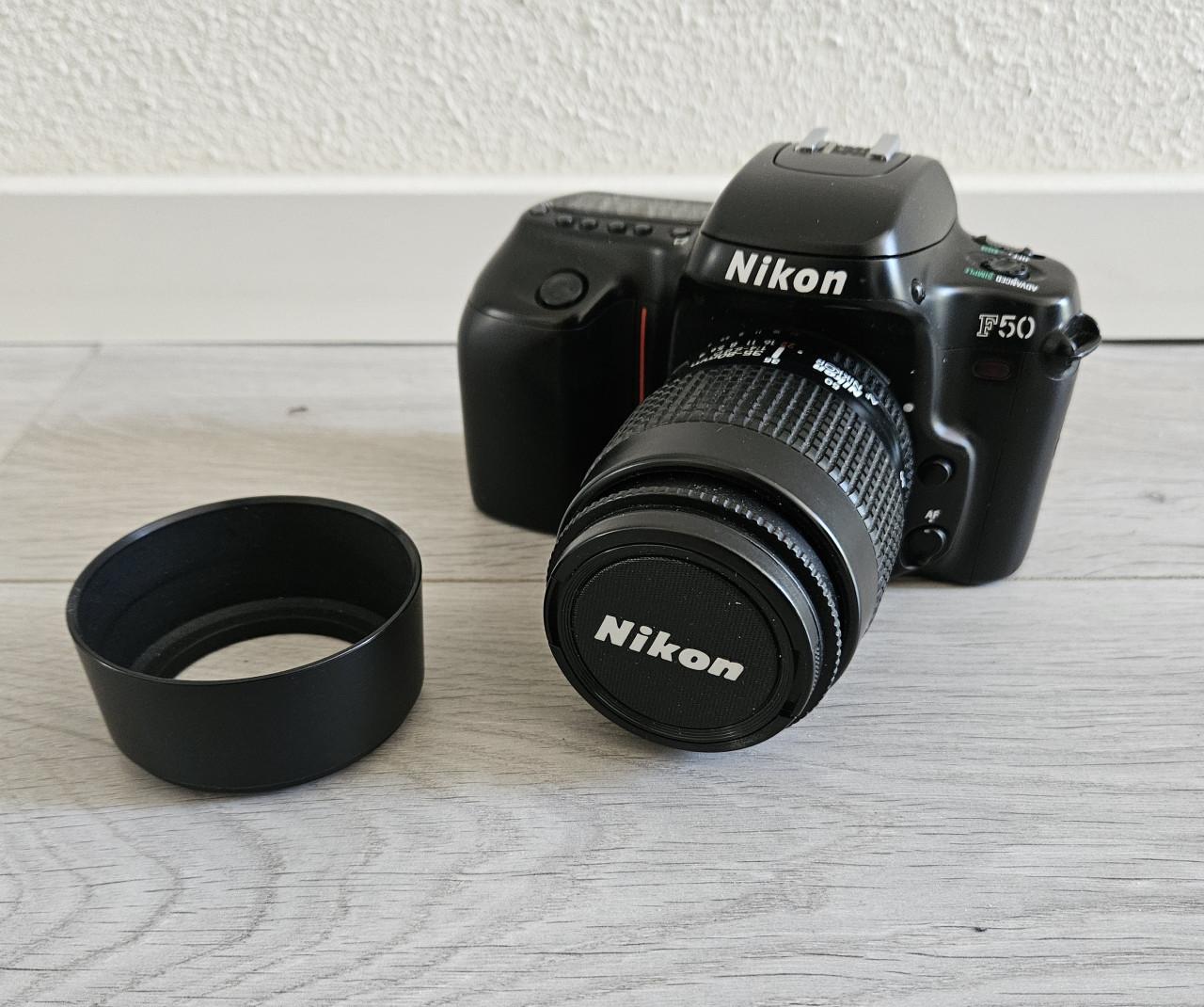 Nikon F50 met nikon 35-80 lens plus zonnekap