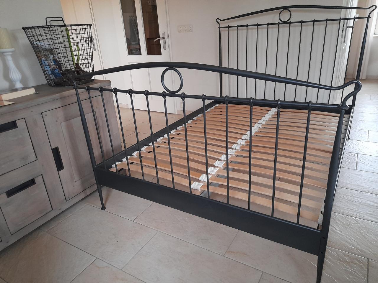 Metalen bed 140 x 200 (in goede nette staat)