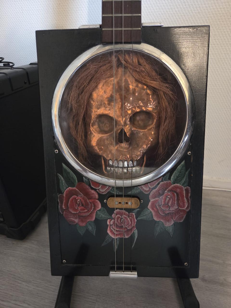 Custom made cigar box met schedel (messing) en rozen