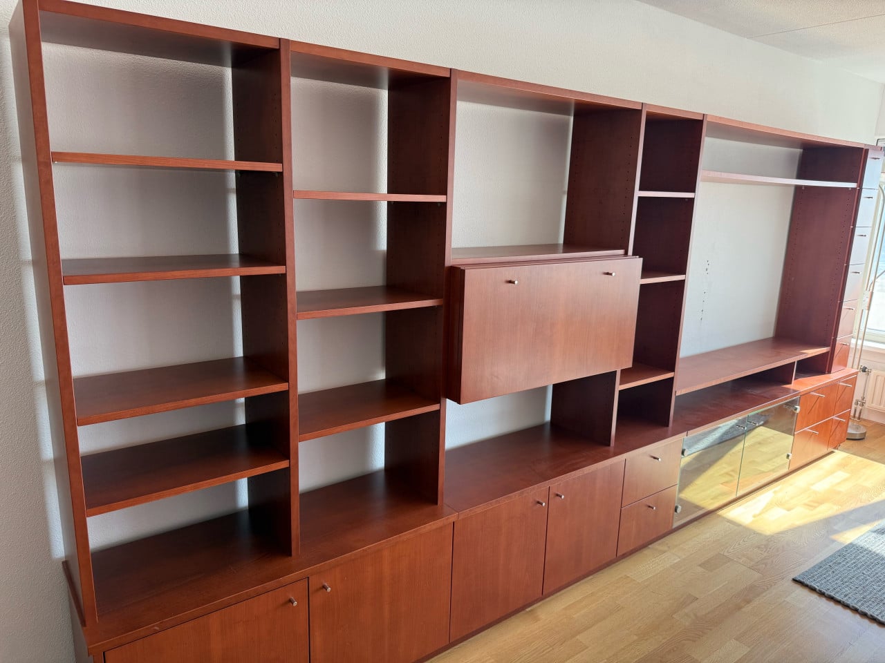 Gratis lange wandkast kersenhout kleur