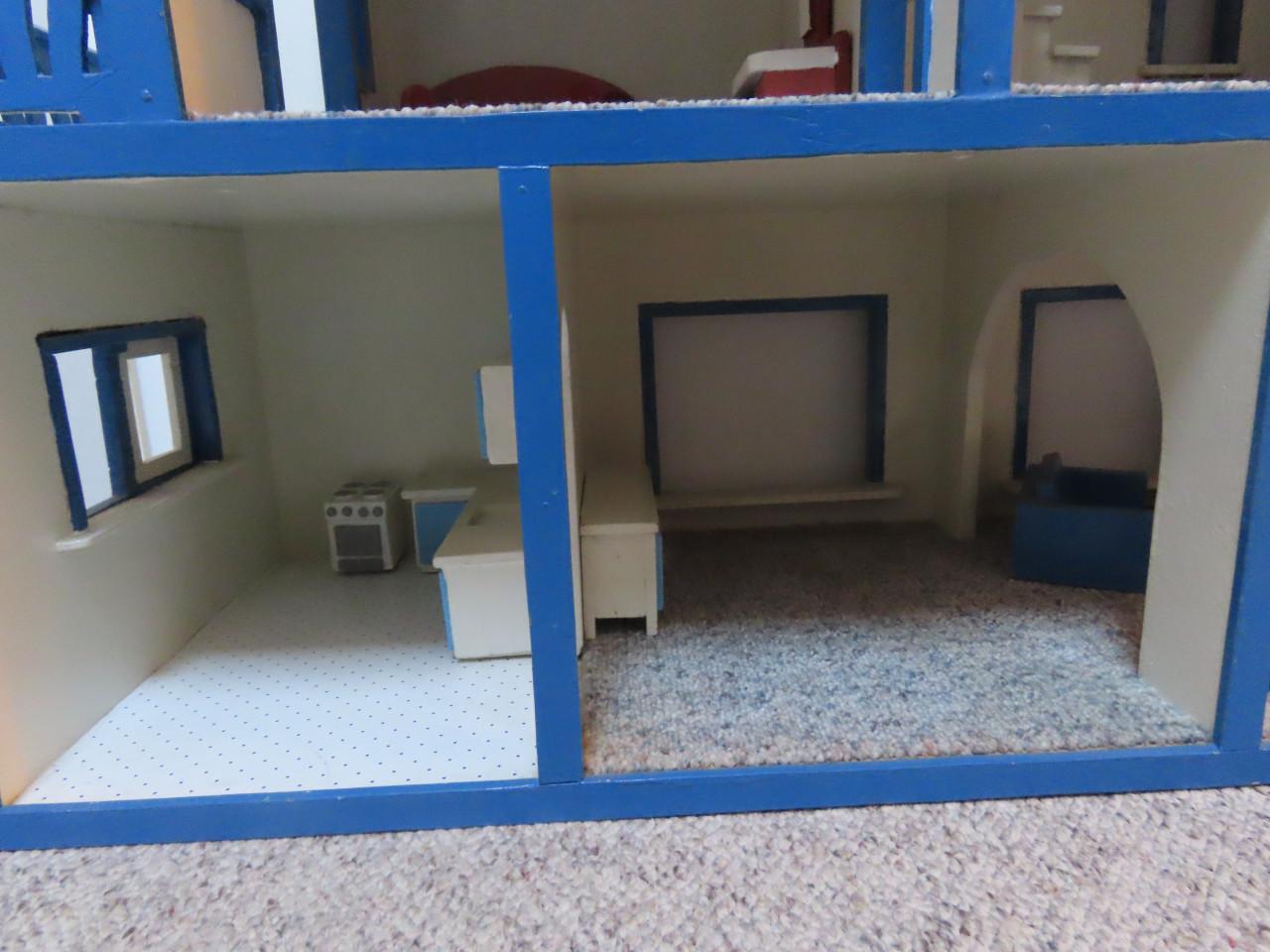 Houten poppenhuis incl meubeltjes