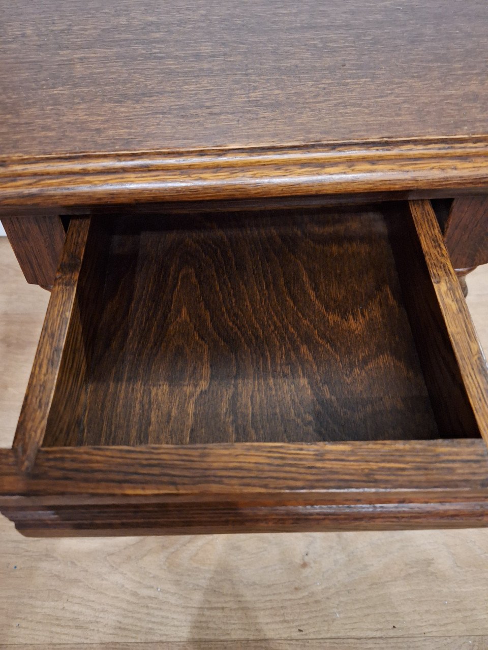 Houten tafeltje met lade