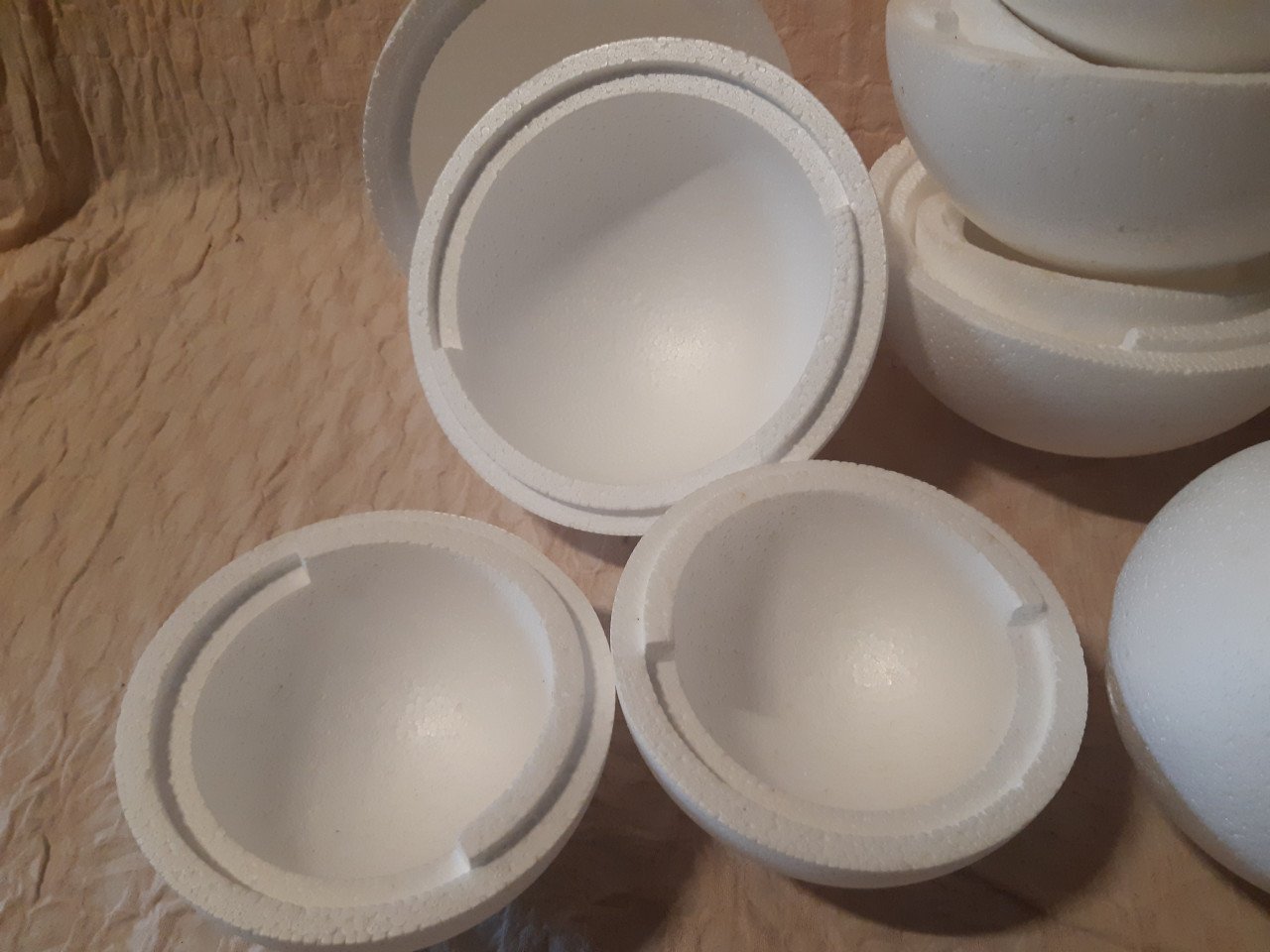 Piepschuim bollen, 6 x 20 cm, 6 x 15 cm doorsnede (24 halve) (set 2)