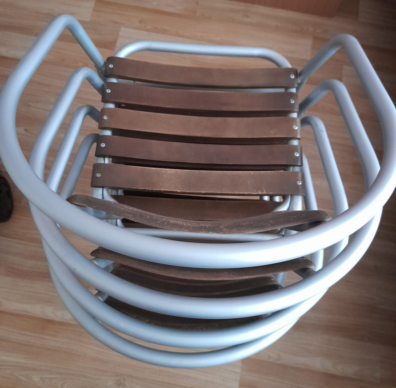 4 stoelen in het grijs