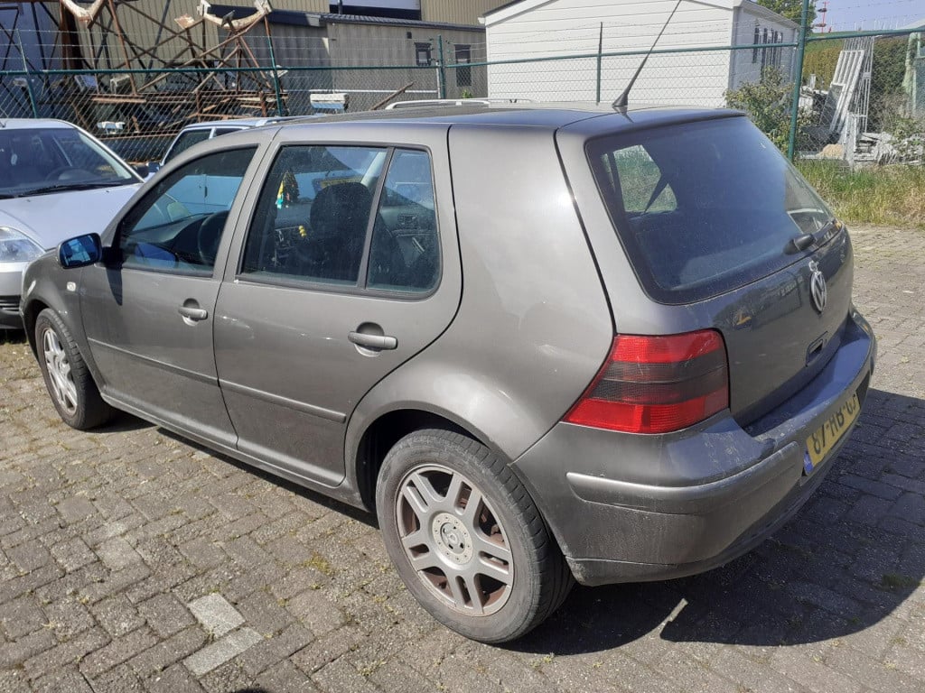 Volkswagen Golf 2.3 v5 highline