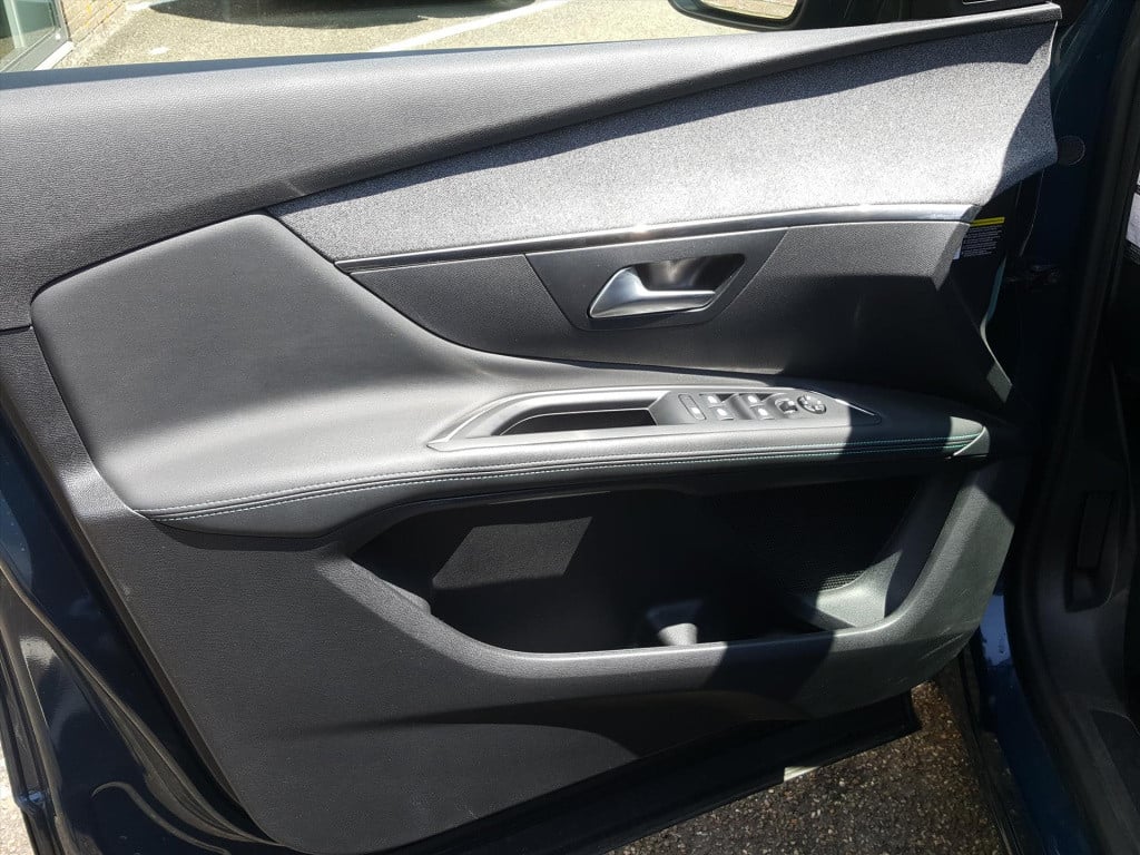 Peugeot 3008 1.6 plug-in hybrid 225pk blue lease allure eat8 automaat navig