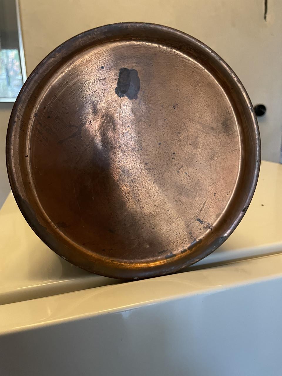 Koperen, getrommelde kan met deksel