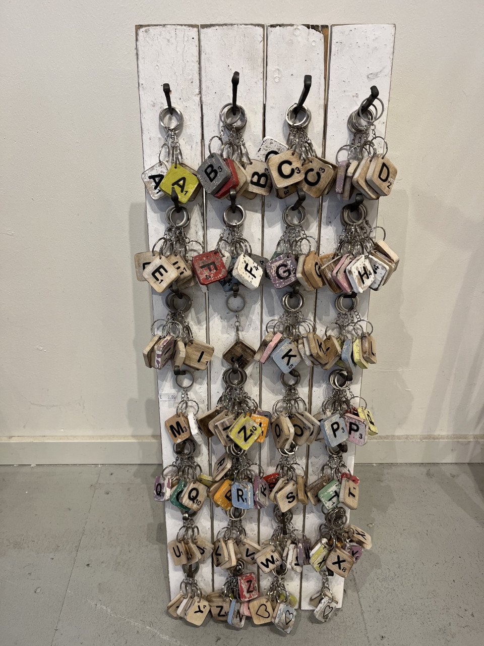 Partij scrabbleletters en sleutelhangers