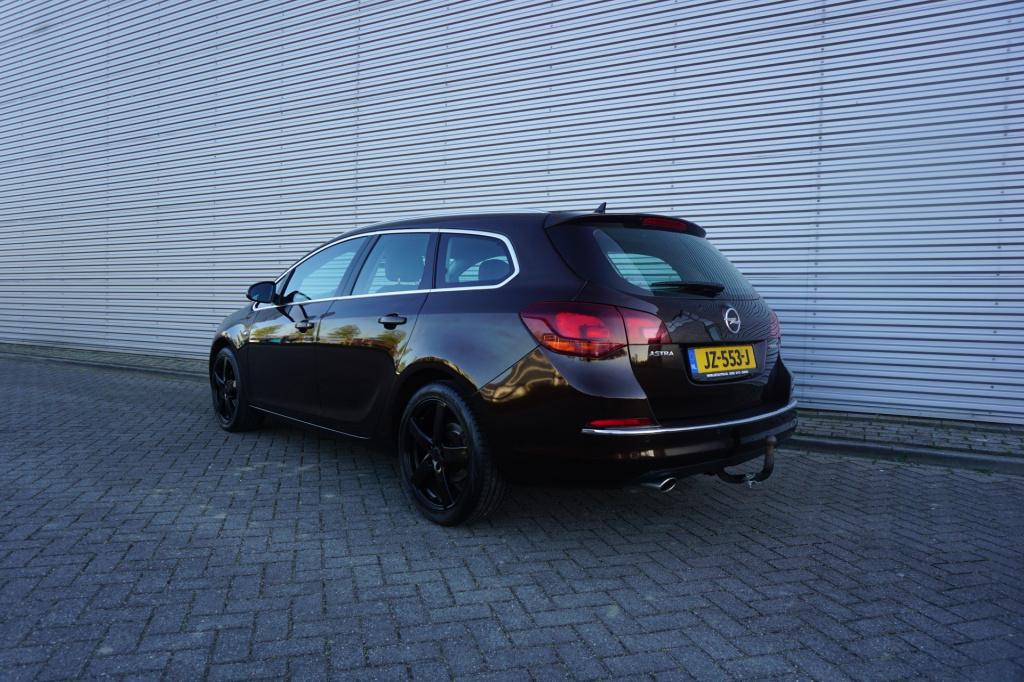 Opel Astra sports tourer 1.4 turbo sport + climate / navi / cruise / camera