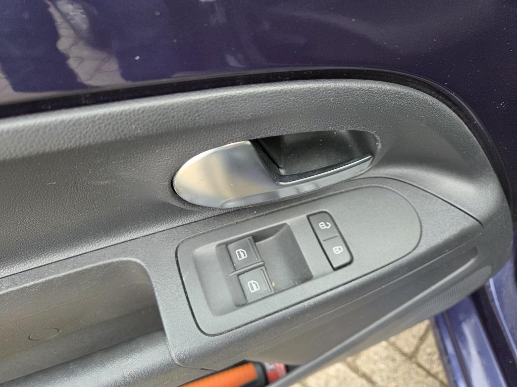 Volkswagen UP! 1.0 move up! bluem. executive | airco | navigatie | 5-deurs