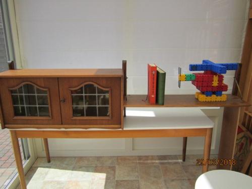 Vitrine kast met 2 boeken plank