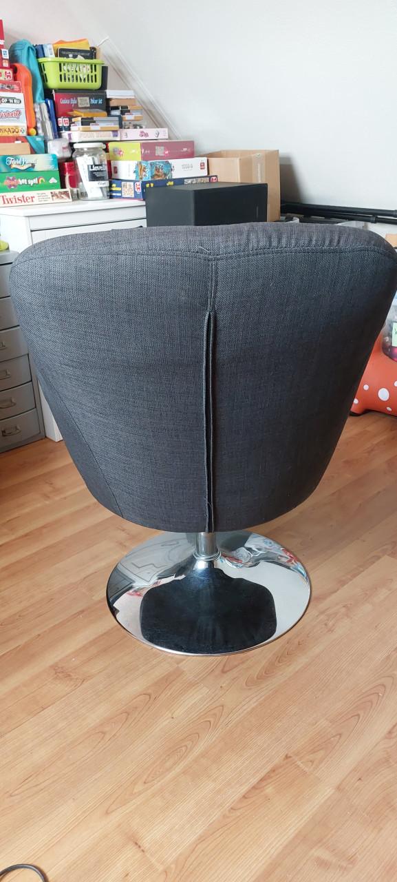 Mooie donkergrijze fauteuil, volledig draaibaar