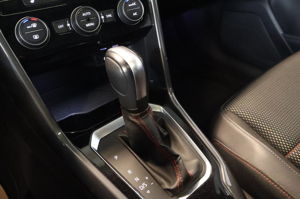 Volkswagen T-roc 1.5 tsi sport business r|stoelverwarming|trekhaak|parkeers