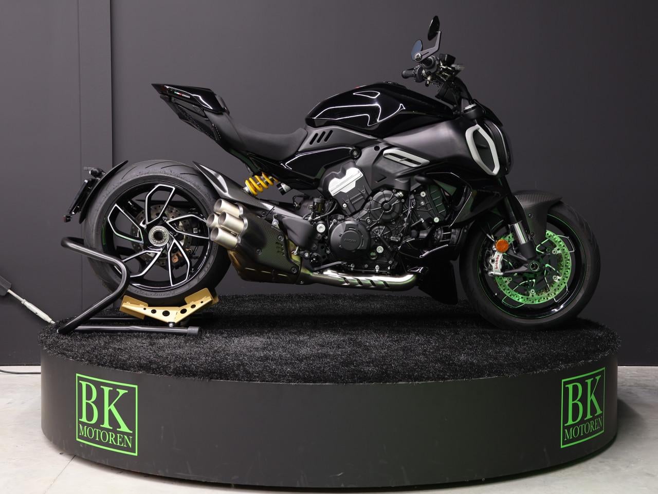 DIAVEL V4 | Carbon + Accessoires (T.w.v. €2680.-)