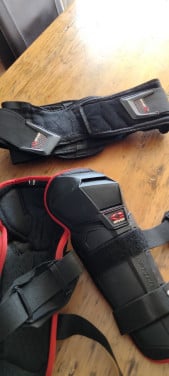 Kniebeschermers en niergordel voor de motorcross