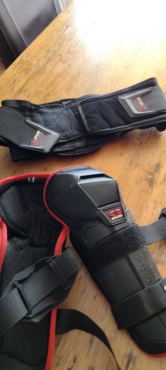 Kniebeschermers en niergordel voor de motorcross