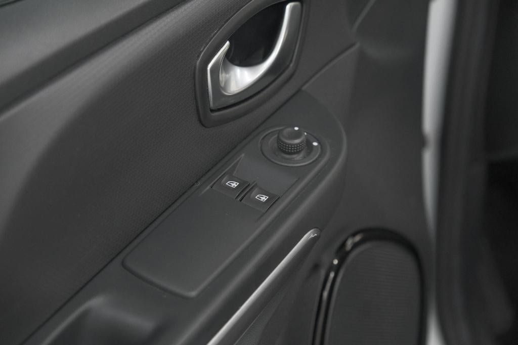 Renault Clio estate tce 90 limited | parkeersensoren | navigatie | airco