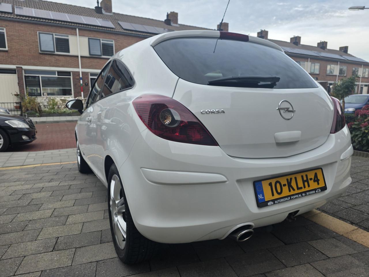 Tekoop zeer mooie Opel Corsa 1.4 16V Black and White