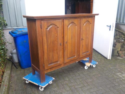 Mooie kwaliteit massief eiken wandmeubel in zeer goede staat