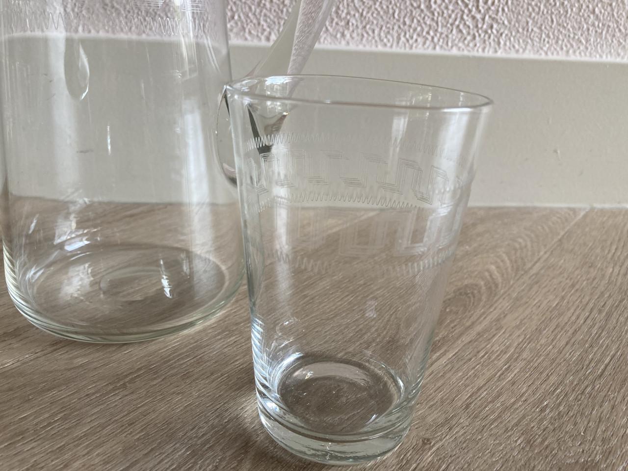 Oud glaswerk karaf en 4 glazen