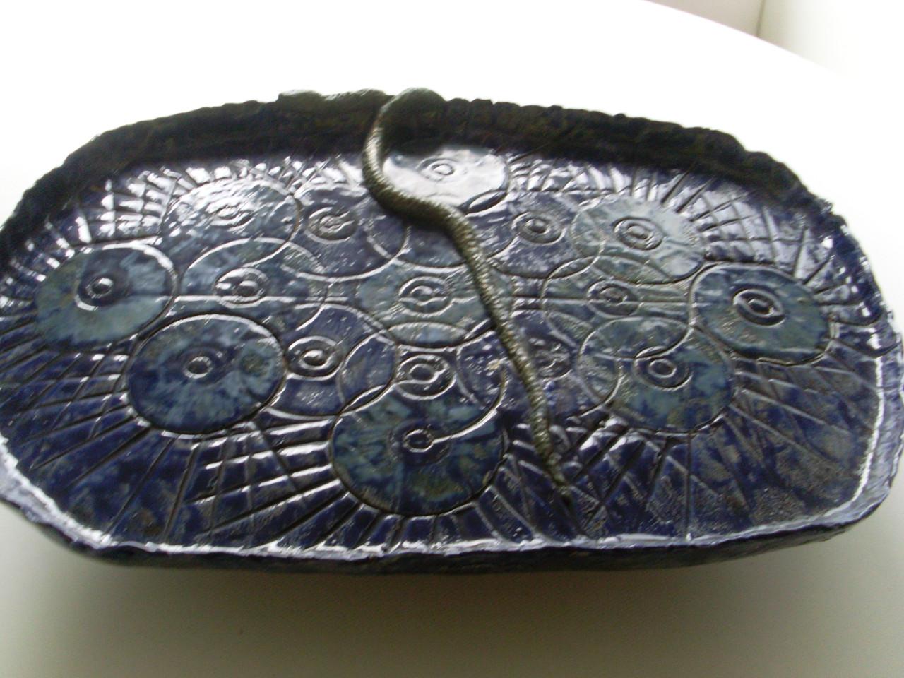 Vintage handgemakt keramiek sierbord met slang