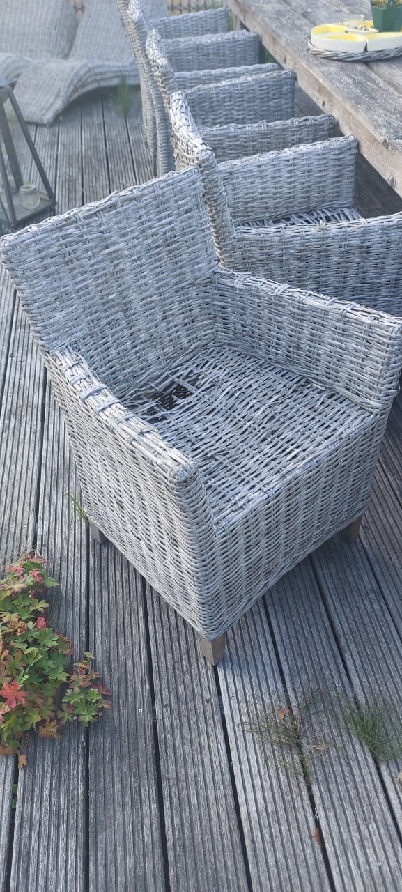 GRATIS Rieten tuinstoelen in slechte staat