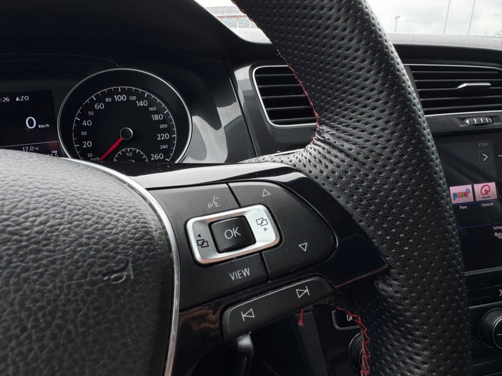 Volkswagen Golf 1.0 tsi r-line * navigatie * adaptieve cruise control * pdc