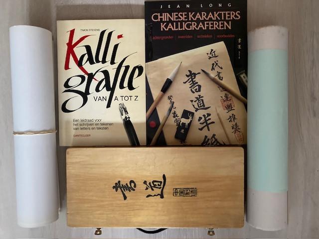 Twee Kalligrafie boekjes-werkmateriaal-rol rijstpapier en rol voorbeelden