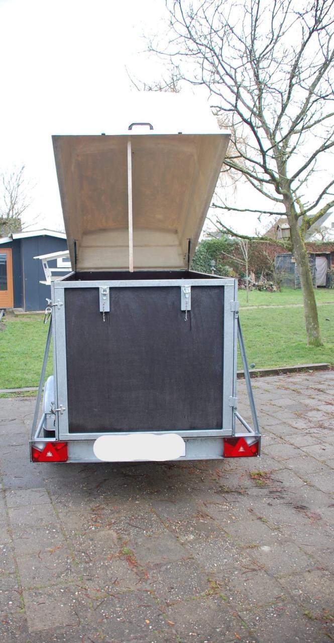 Gesloten aanhangwagen met hefdak