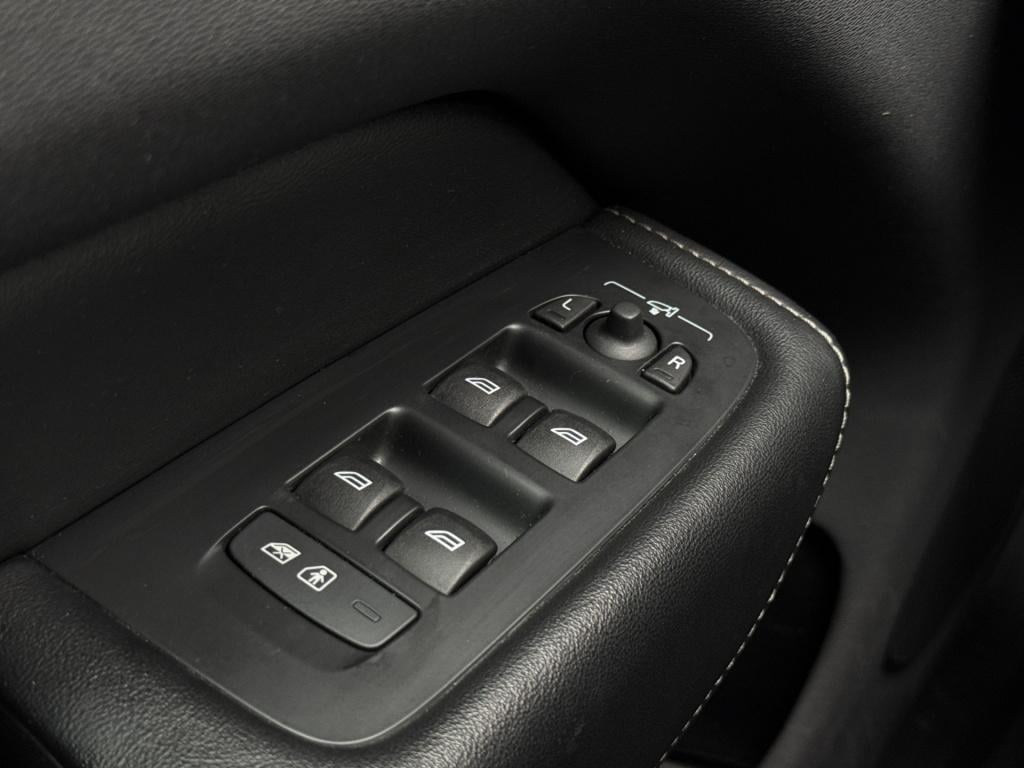 Volvo XC60 2.0 t6 plug-in hybrid awd plus dark r-design | pano | stoelverw.