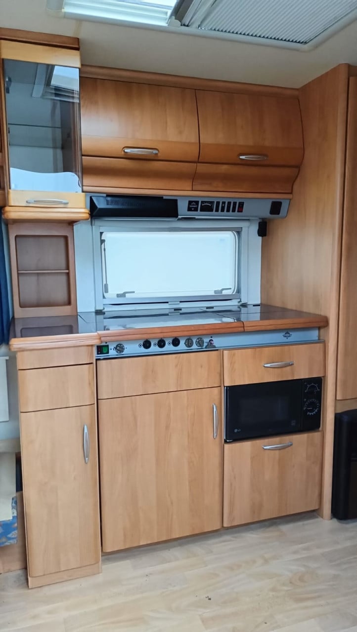 Hobby 540 (2000) met voortent en luifel