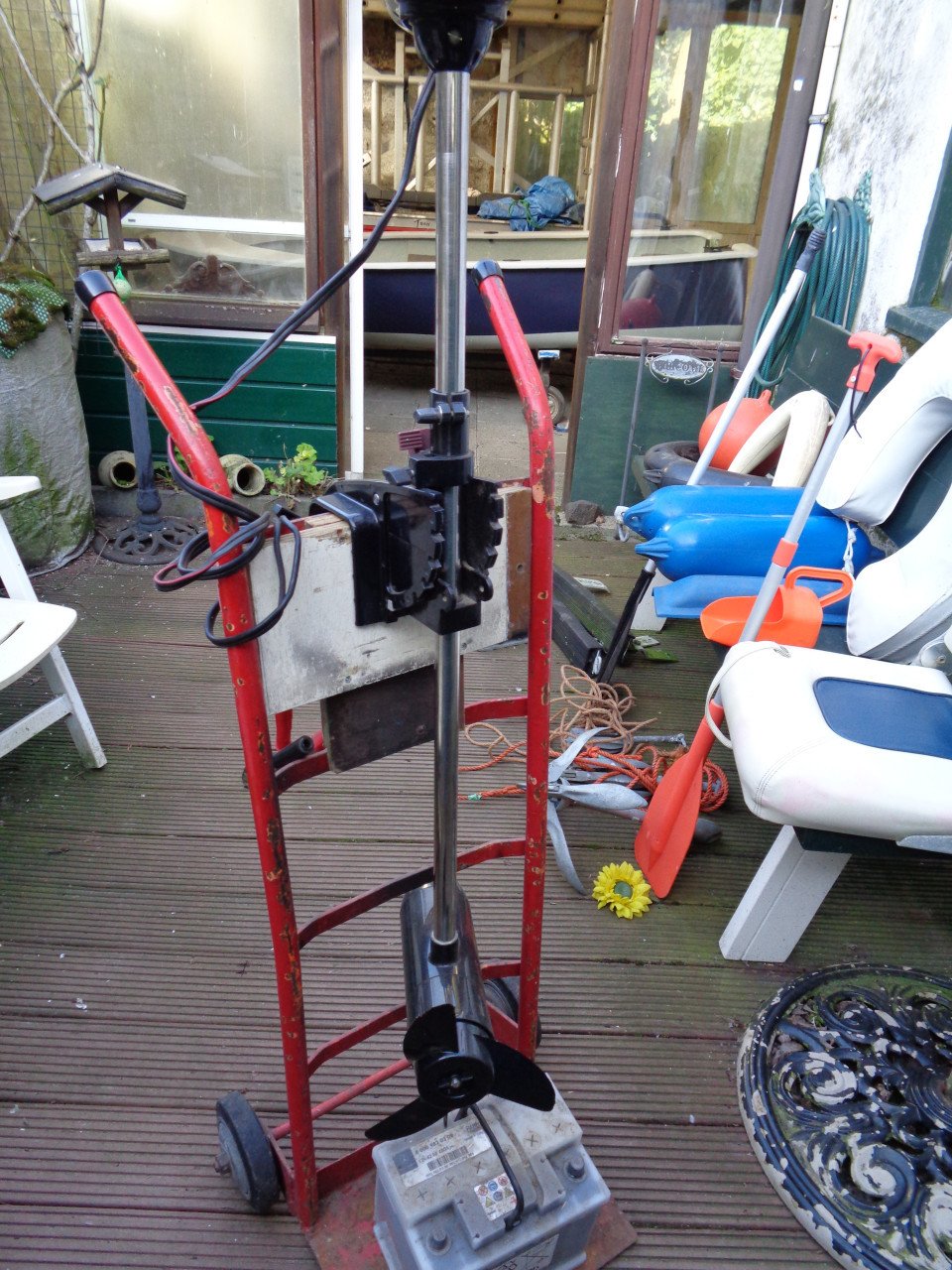 Polyester vis/roeibootje eventueel met 12v fluistermotor.