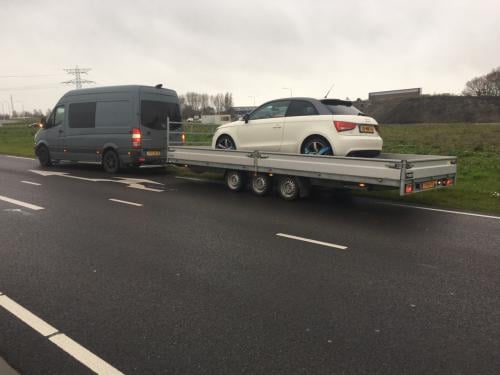 Grote Aanhangwagen / Autoambulance.