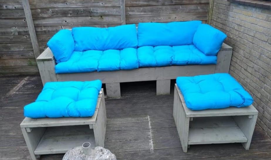Knalblauwe kussens voor pallet-tuinbank