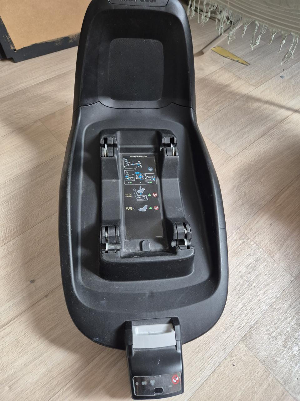 Maxi cosi Pebble plus inclusief family fix voor in de auto